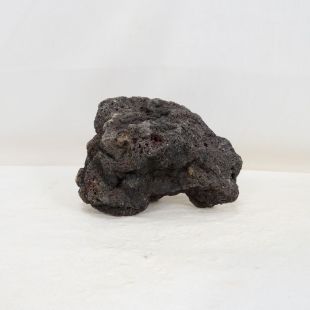 Comprar roca volcánica negra con agujeros para decorar acuarios en tienda online especializada en peces, Aquasistema Alcorcón, aquasistema.com