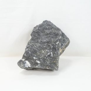 Roca Amano negra mediana con surcos para decorar acuarios en tienda online peces y acuarios, Pzes Alcorcón.
