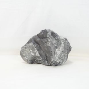 piedra amano negra mediana con dos tonos muy marcados